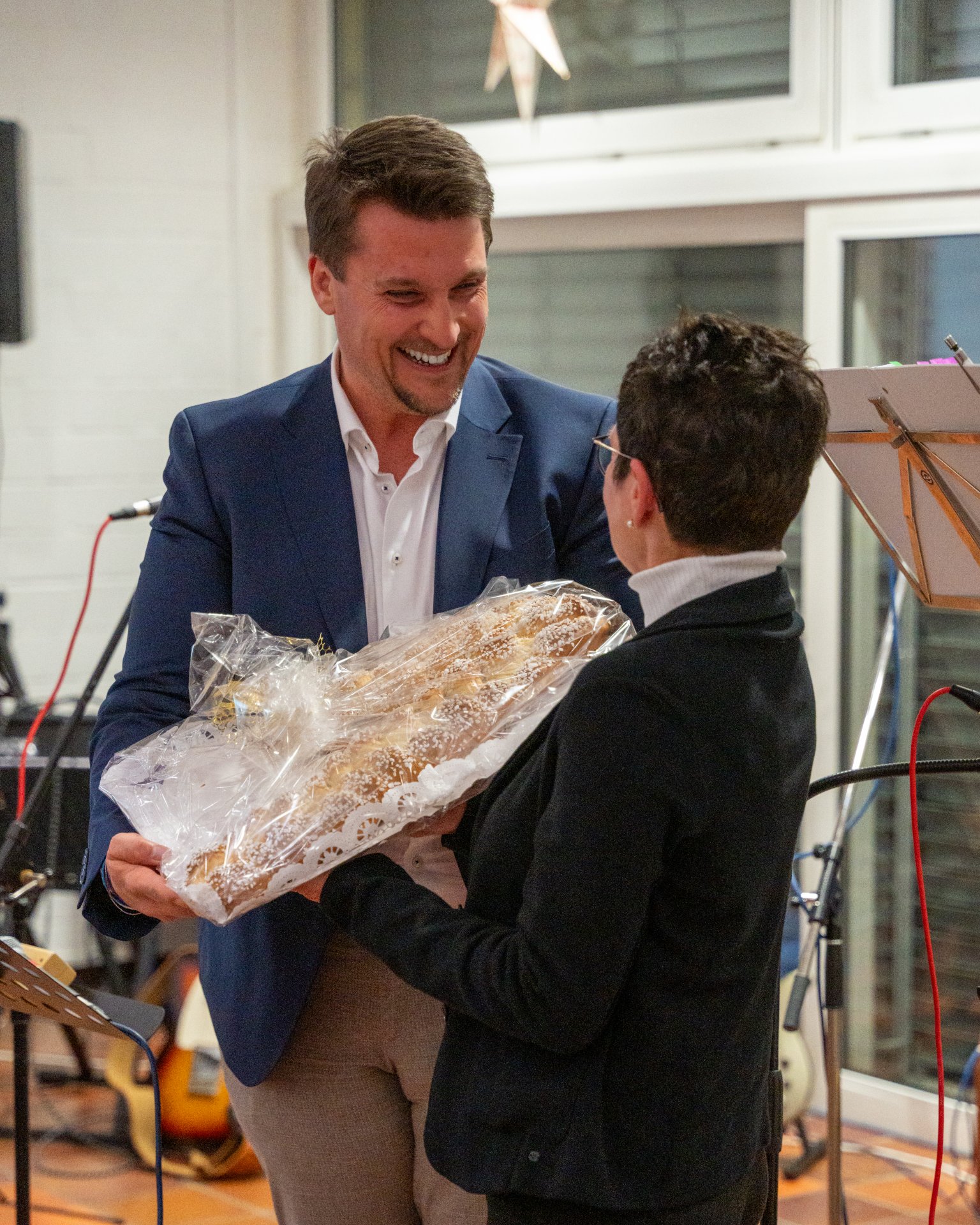 Bürgermeister Alexander Biber überreicht der Ansprechpartnerin für ZWAR Troisdorf Annette Kuhn ein Präsent