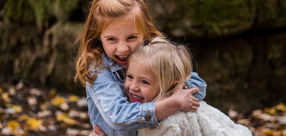 Zwei Mädchen umarmen sich