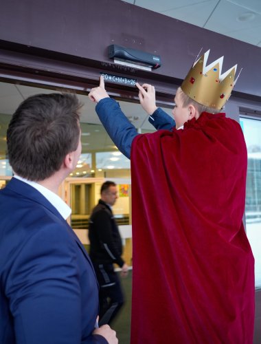 Der Segenswunsch 20*C+M+B*26 klebt am Rathauseingang; Bürgermeister Alexander Biber unterstützte beim Anbringen.