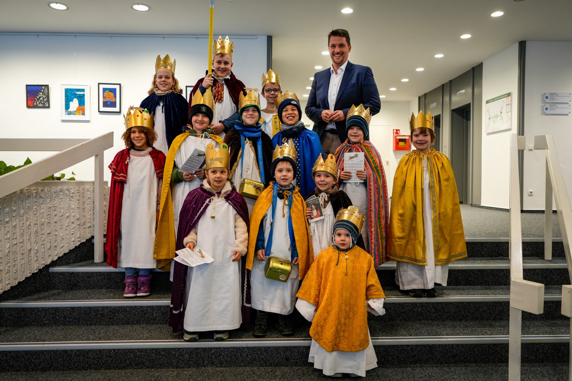 Die Sternsinger*innen im Rathaus mit Bürgermeister Alexander Biber. 