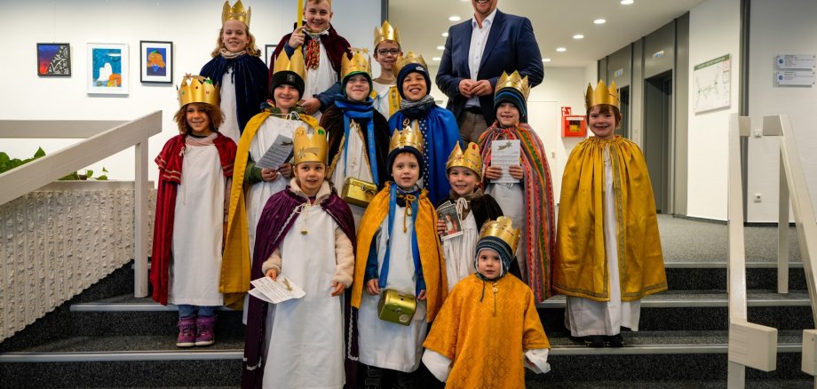 Die Sternsinger*innen im Rathaus mit Bürgermeister Alexander Biber.