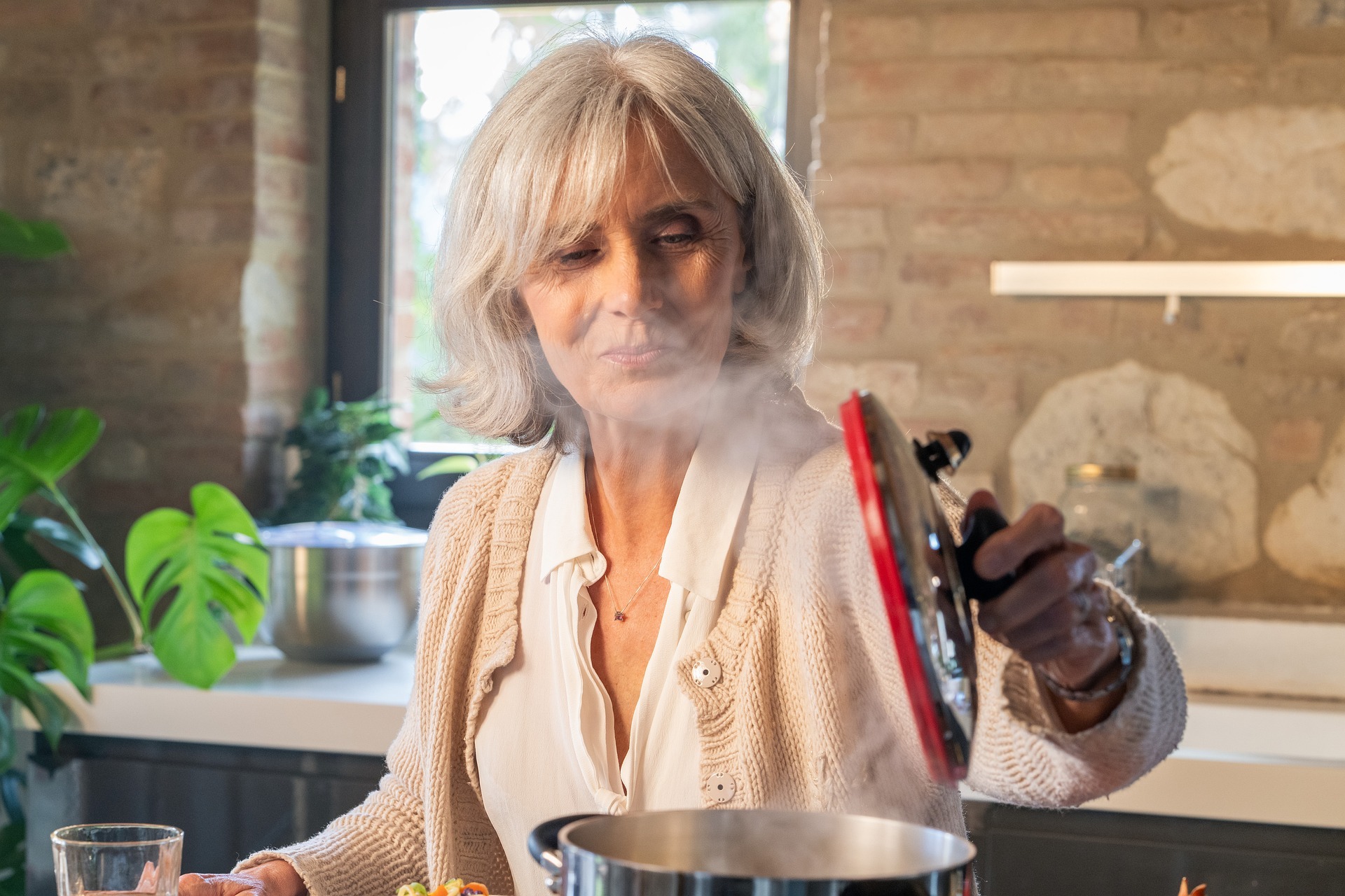 Seniorin am Kochtopf