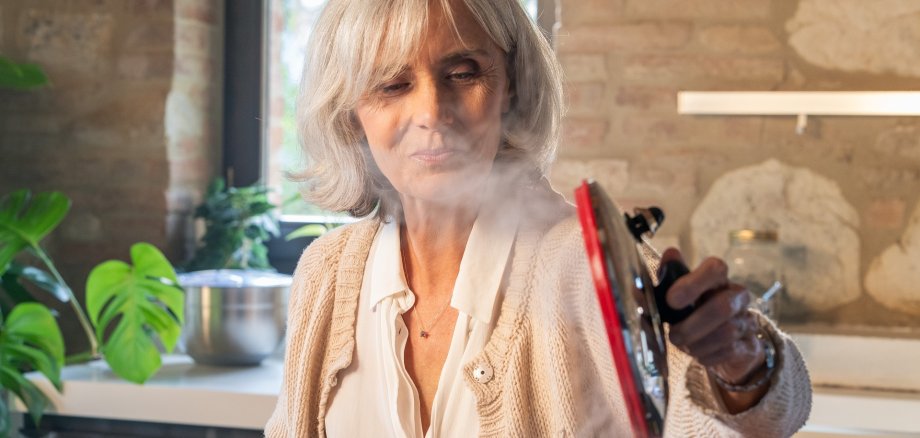 Seniorin am Kochtopf