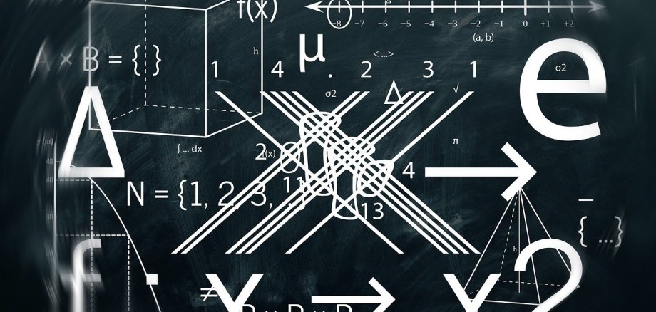 Tafel mit Mathematikaufgaben