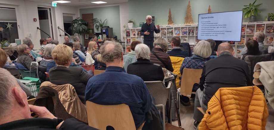 Interessierte in der Stadtbiobliothek beim Infoabend zu Lesementoren-Projekt