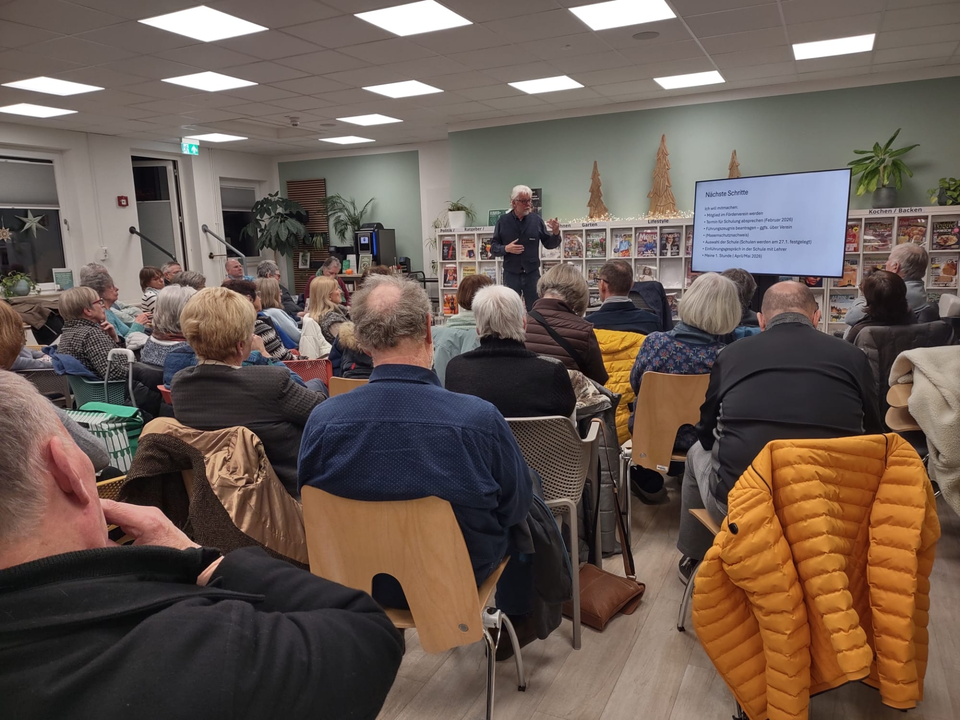 Interessierte in der Stadtbiobliothek beim Infoabend zu Lesementoren-Projekt