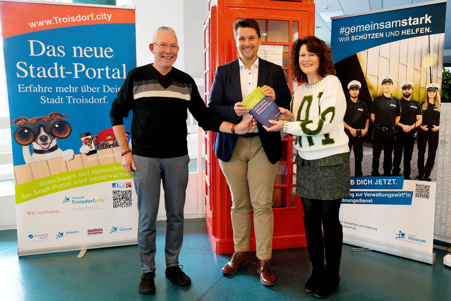Gruppenfoto mit Helga Berg (rechts) Bürgermeister Biber (Mitte) und Bernhard Schröder (links)