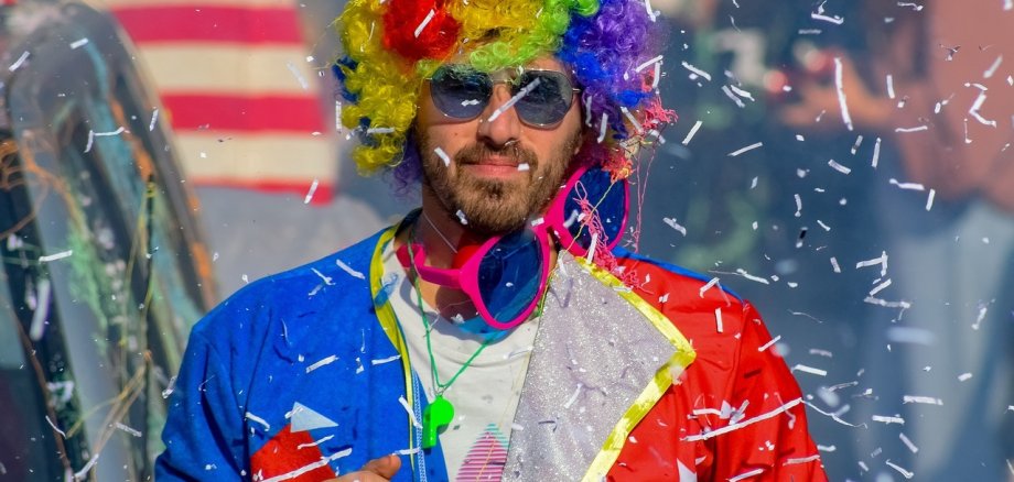 Mann mit Sonnenbrille im Karnevalskostüm