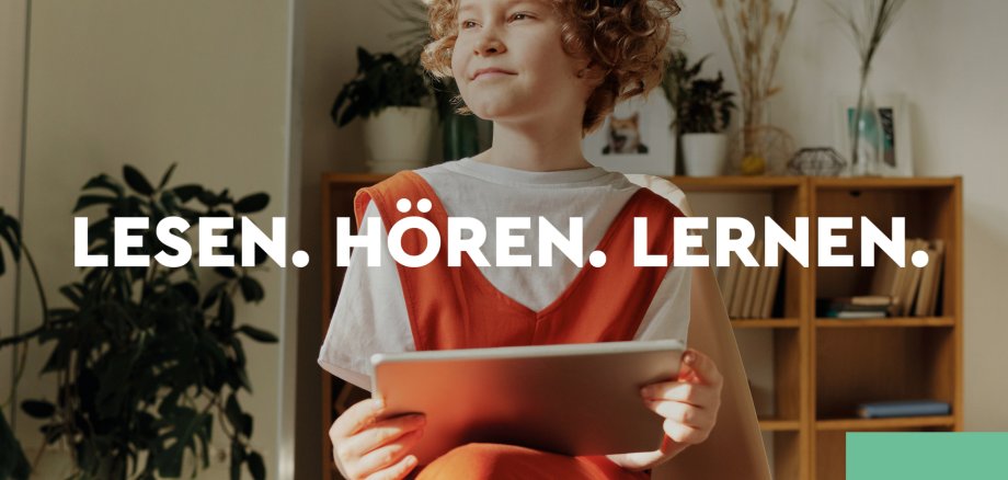 Junges Kind mit einem Tablet in der Hand