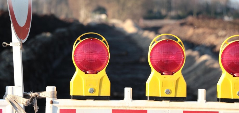 Warnbake mit roten Lampen