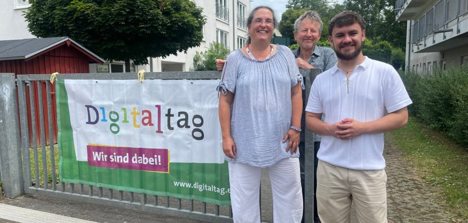 Eva Basten mit Erik Melnitschuk (rechts) vorm Uferstübchen