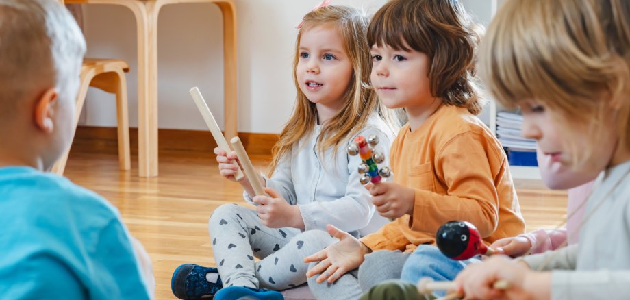 Preschool children with instruments in a music class Vorschulkinder mit Instrumenten