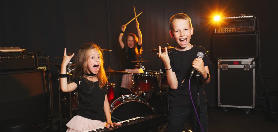 children singing and playing music Kinder singen und machen Musik
