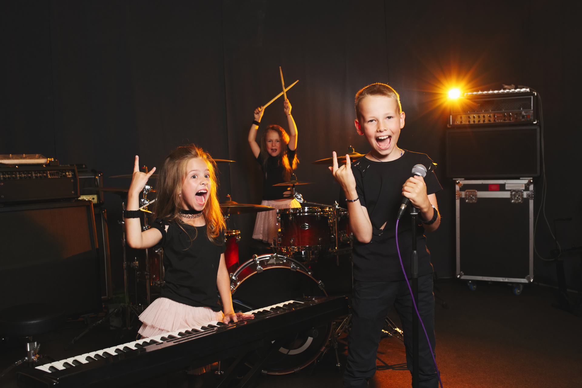 Kinder singen und machen Musik