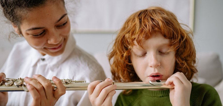 Zwei Kinder spielen Blockflöte