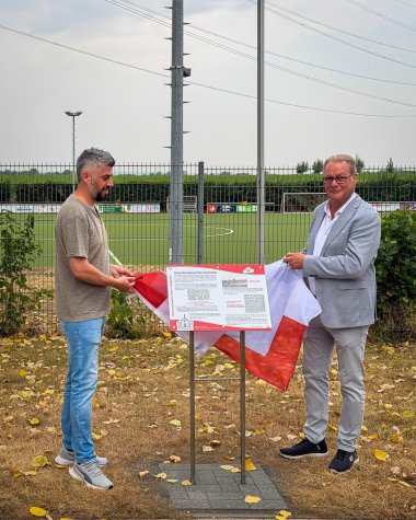 An der Infotafel stehen: v.l. 1. Vorsitzender des SV RW Kriegsdorf Bartolomäus Bibiela und stv. Bürgermeister Guido Menzenbach