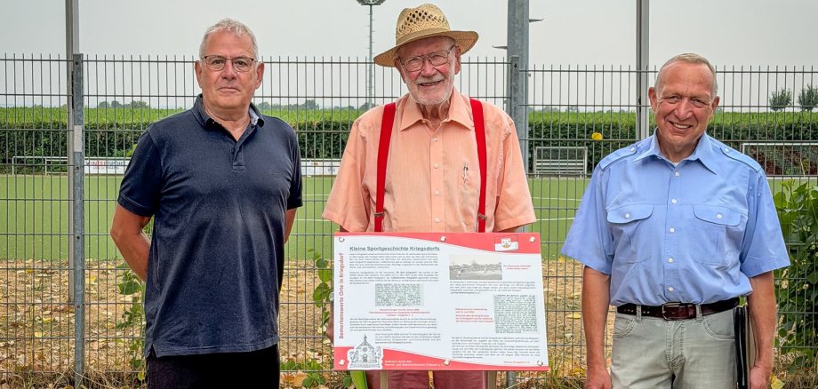 An der Infotafel stehen: Drei der vier Mitglieder der Arbeitsgruppe: v.l. Horst Sandkuhl, Ulrich Schöttelndreier, Joachim W.Bohn, nicht im Bild: Kerstin Dörnchen