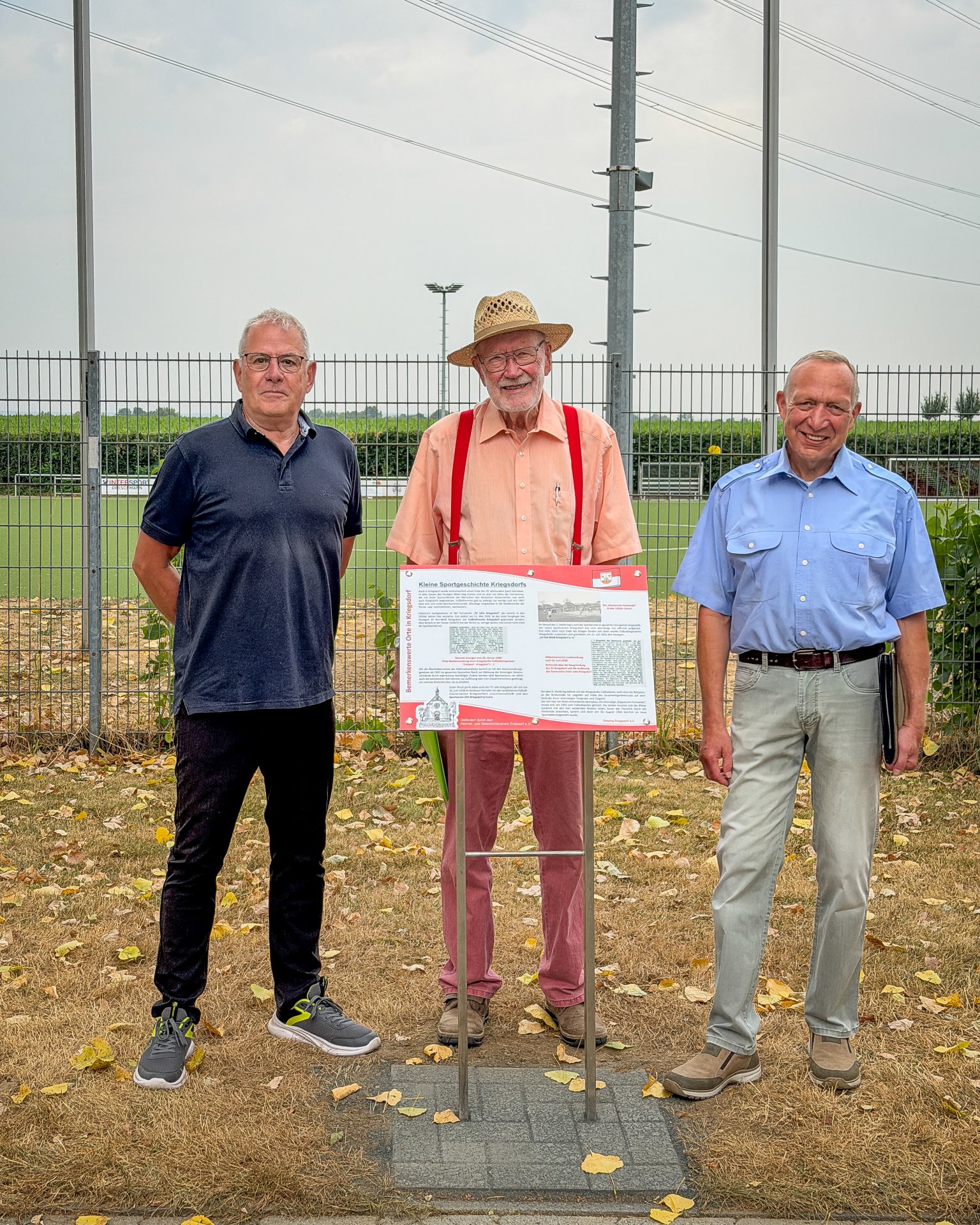 An der Infotafel stehen: Drei der vier Mitglieder der Arbeitsgruppe: v.l. Horst Sandkuhl, Ulrich Schöttelndreier, Joachim W.Bohn, nicht im Bild: Kerstin Dörnchen