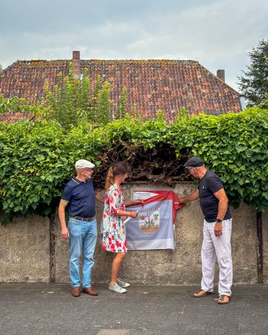 An der Infotafel stehen: Claus Crispeels (Vorsitzender Heimat- und Geschichtsverein Troisdorf e.V.), die jetzigen Eigentümer des Reichensteiner Hofes Helga und Manfred Roge