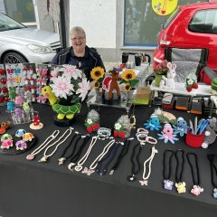 Frau hinter Verkaufsstand