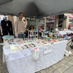 Zwei Personen hinter einem Verkaufsstand