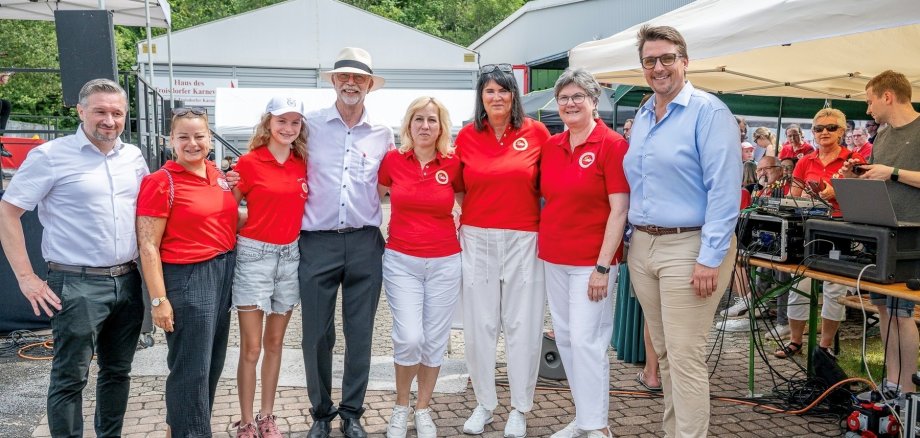 Von links Bernd Ehses (Vizepräsident FTK), Jenny Fischer (Prinzessinenführerin), Joyce Rott (Kinderprinzessin Session 2027), Hans Josef Tannenbaum (Präsident FTK), Tanja Wolf (Jungfrau Session 2027), Lieselotte Rademacher (Prinz Session 2027), Heike Berg (Bauer Session 2027), Bürgermeister Alexander Biber (Senator FTK)