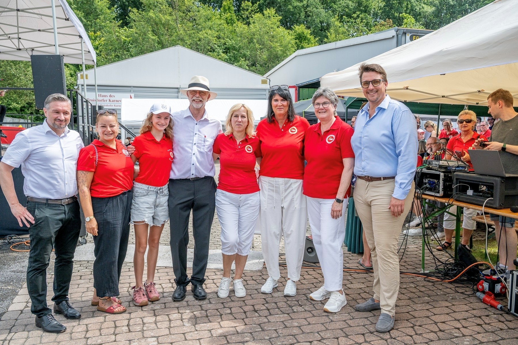 Von links Bernd Ehses (Vizepräsident FTK), Jenny Fischer (Prinzessinenführerin), Joyce Rott (Kinderprinzessin Session 2027), Hans Josef Tannenbaum (Präsident FTK), Tanja Wolf (Jungfrau Session 2027), Lieselotte Rademacher (Prinz Session 2027), Heike Berg (Bauer Session 2027), Bürgermeister Alexander Biber (Senator FTK)