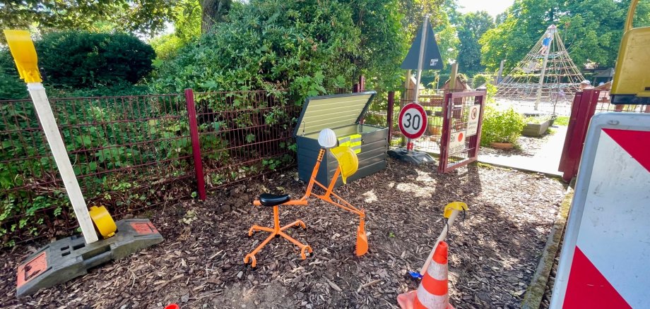 "Kinder-Baustelle" neben einem Kita-Gelände