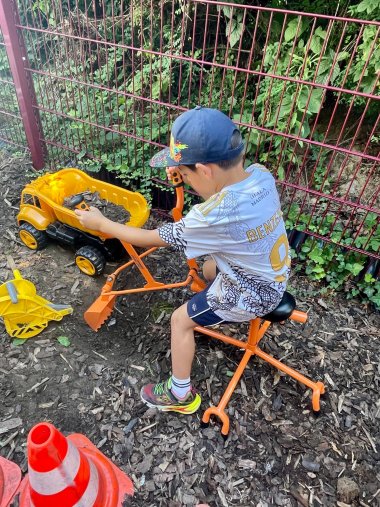 Junge spielt mit Bagger