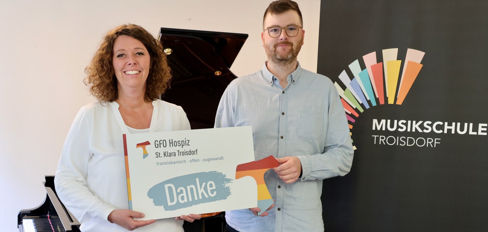 v.l. Jessica Holdefehr, Hospiz St. Klara Troisdorf, Jan Jaing, Leiter der Musikschule Troisdorf