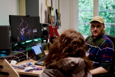 Schulleiter Jan Jaing erläutert in einem Gespräch die Möglichkeiten der Musikproduktion in einem Studioarbeitsraum der Musikschule.