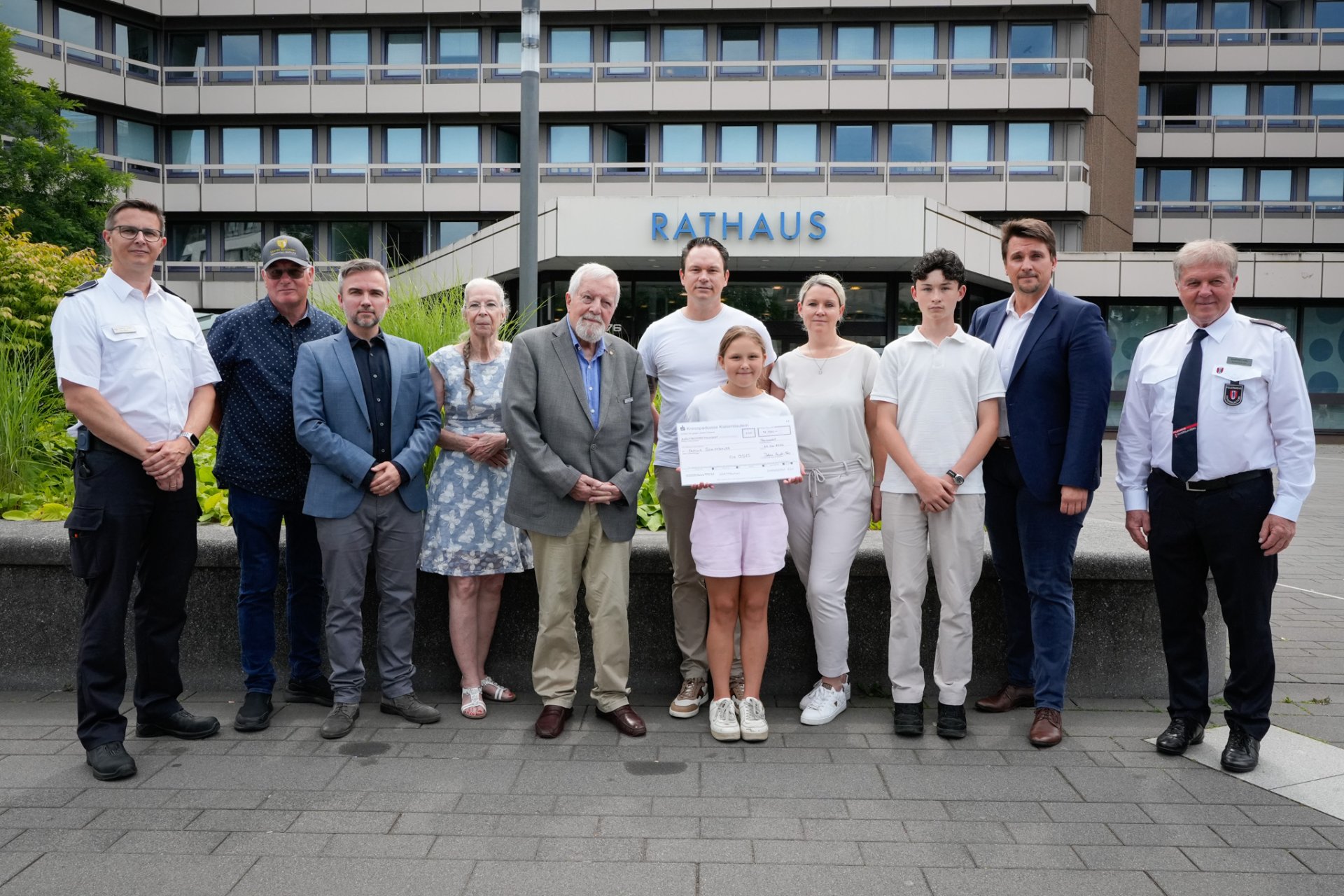 V.l. Lars Gödel, Hans-Jörg Schweitzer, Oliver Kosmalla-Neumann, Sabine Quandt-Frew, Horst Schöttler, Nico Schiffbauer und seine Familie, Bürgermeister Alexander Biber und Manfred Asel vor dem Rathaus.