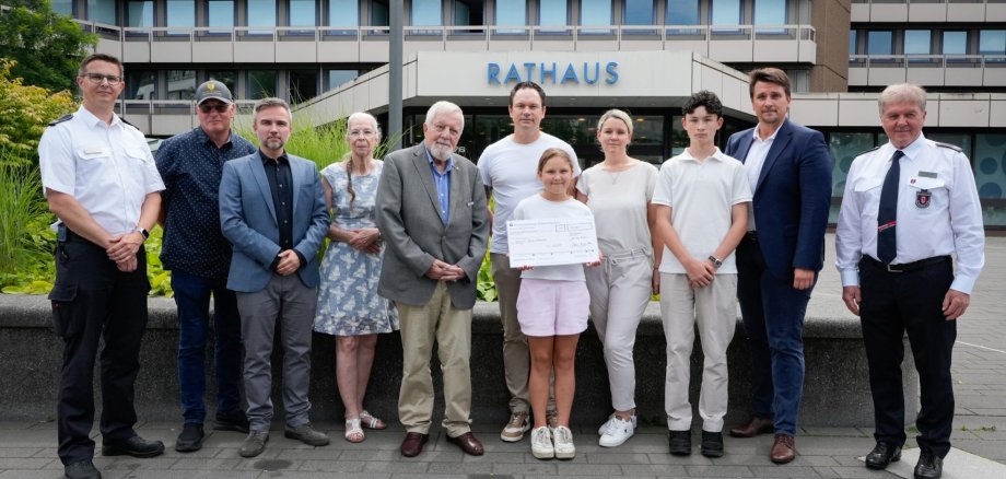 V.l. Lars Gödel, Hans-Jörg Schweitzer, Oliver Kosmalla-Neumann, Sabine Quandt-Frew, Horst Schöttler, Nico Schiffbauer und seine Familie, Bürgermeister Alexander Biber und Manfred Asel vor dem Rathaus.
