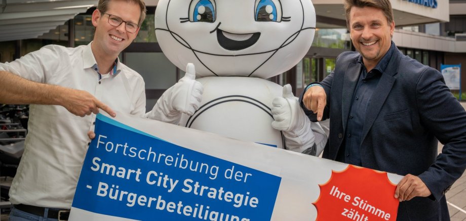 v.l. Fabian Wagner, Leiter der Stabsstelle Digitalisierung und Bürgermeister Alexander Biber