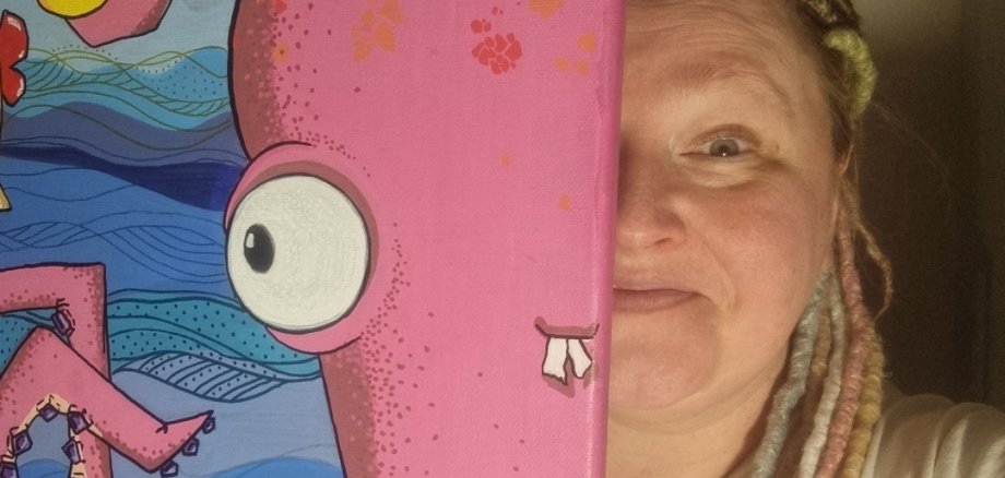 Mariia Matiuschkina mit ihren Bildern