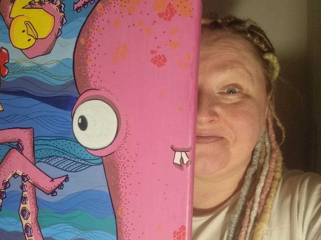 Mariia Matiuschkina mit ihren Bildern