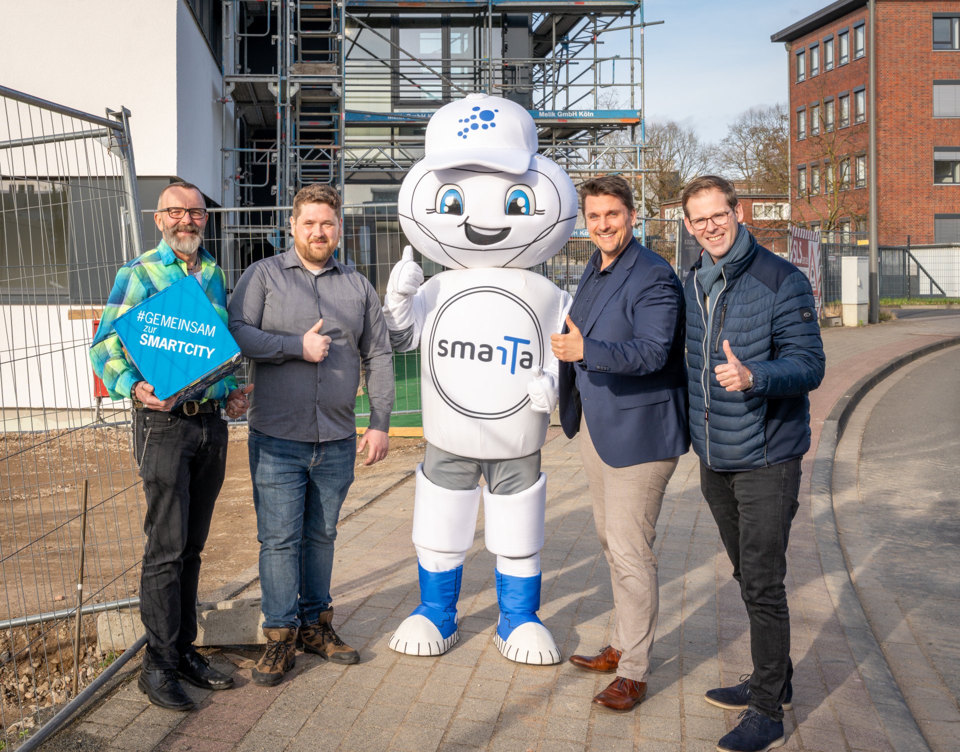 v.l. Harald Stange (Leiter Bauordnungsamt) und Patrik Hüsson (Bauordnungsamt), Digitalisierungsmaskottchen Smarta, Bürgermeister Alexander Biber, Leiter der Stabsstelle Digitalisierung Fabian Wagner 