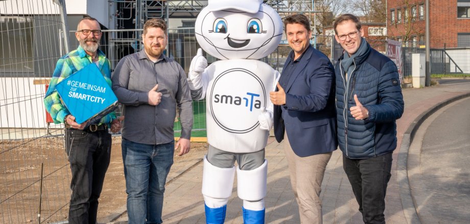 v.l. Harald Stange (Leiter Bauordnungsamt) und Patrik Hüsson (Bauordnungsamt), Digitalisierungsmaskottchen Smarta, Bürgermeister Alexander Biber, Leiter der Stabsstelle Digitalisierung Fabian Wagner 