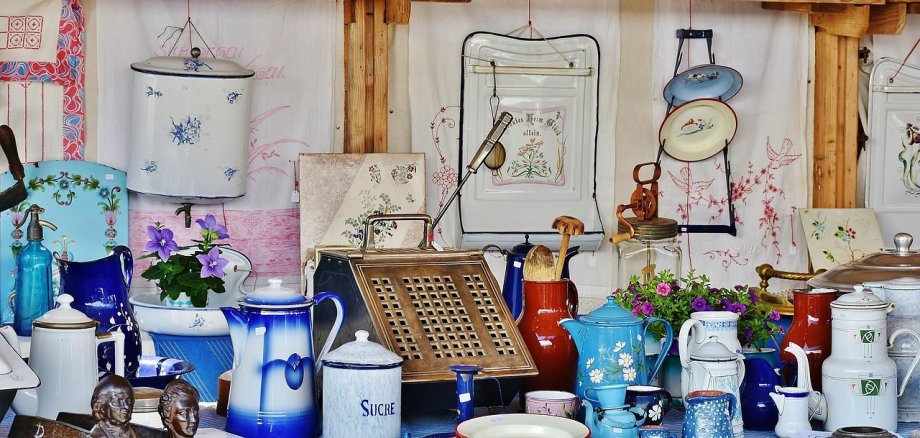 Symbolbild Flohmarktstand Symbolbild Flohmarktstand