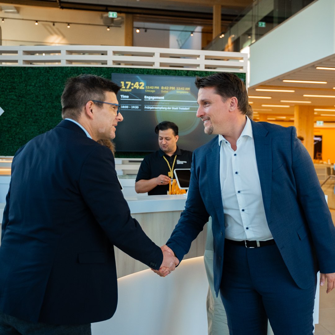 Bürgermeister Alexander Biber begrüßt einen der Gäste