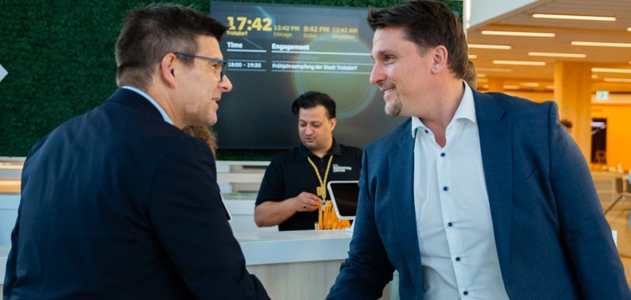 Bürgermeister Alexander Biber begrüßt einen der Gäste