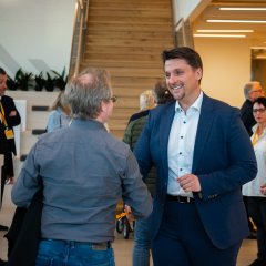 Bürgermeister Alexander Biber begrüßt einen der Gäste