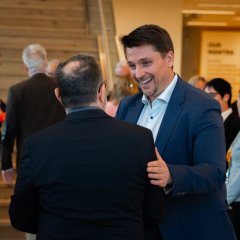 Bürgermeister Alexander Biber begrüßt einen der Gäste