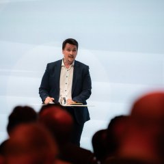 Bürgermeister Alexander Biber hält eine Rede