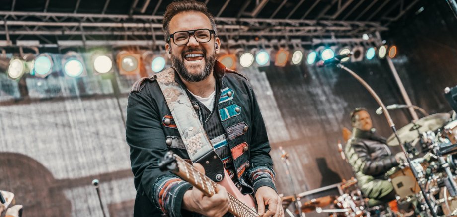 Gitarrist der Höhner auf der Bühne