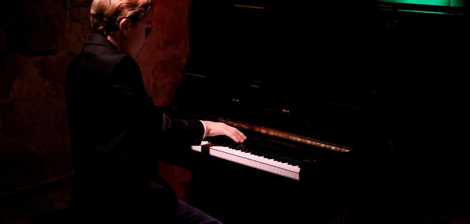 Tristan Bennerscheidt spielt Klavier