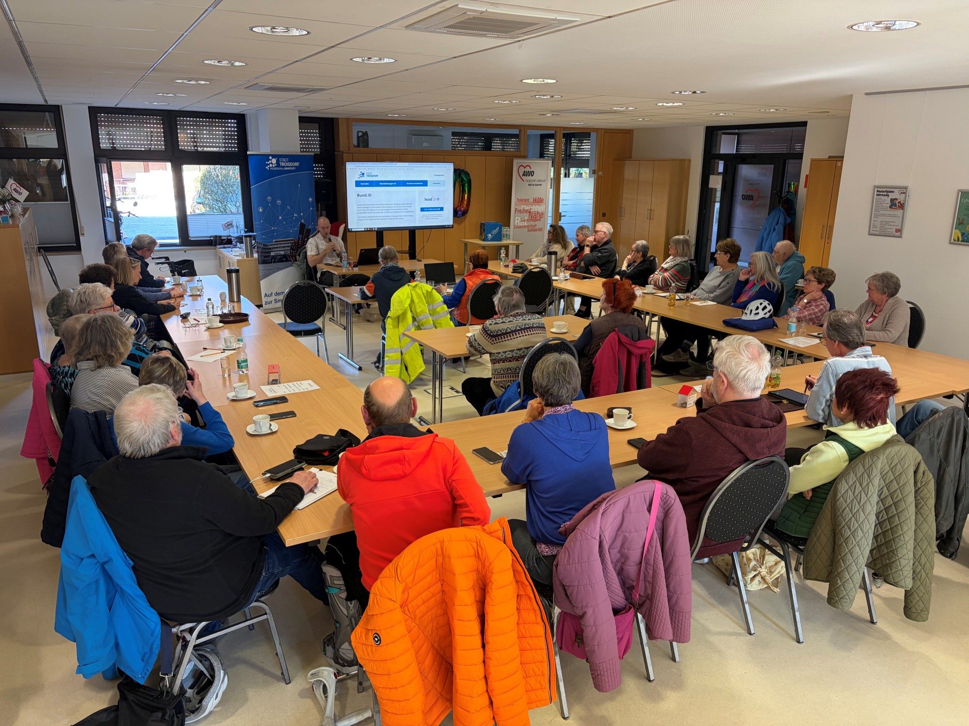 Teilnehmer*innen des Digitalcafes