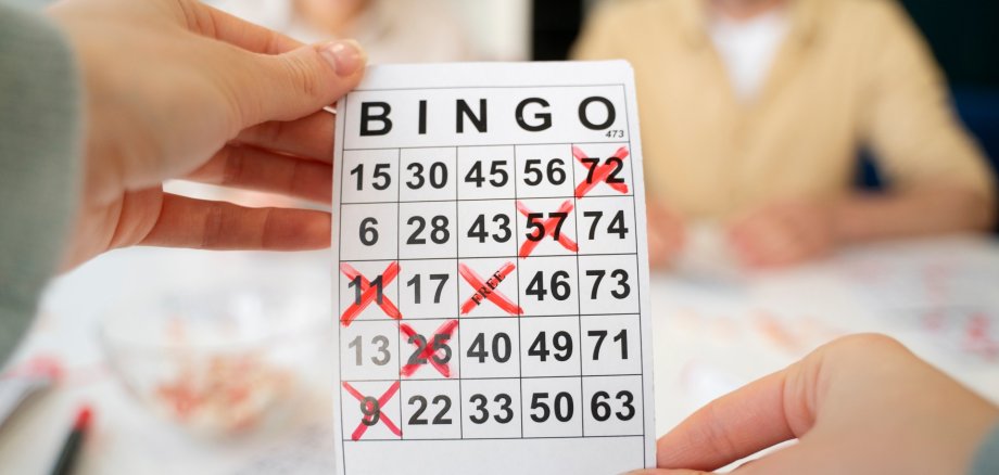 Bingoblatt wird gehalten