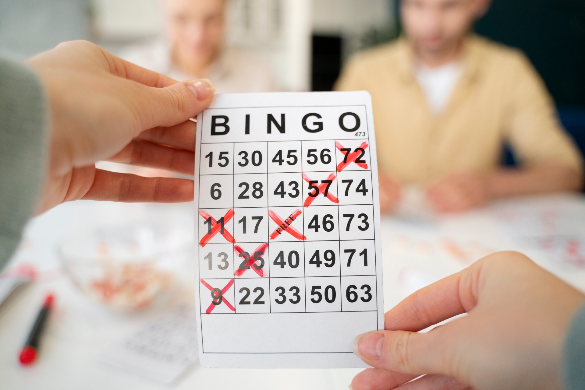 Bingoblatt wird gehalten