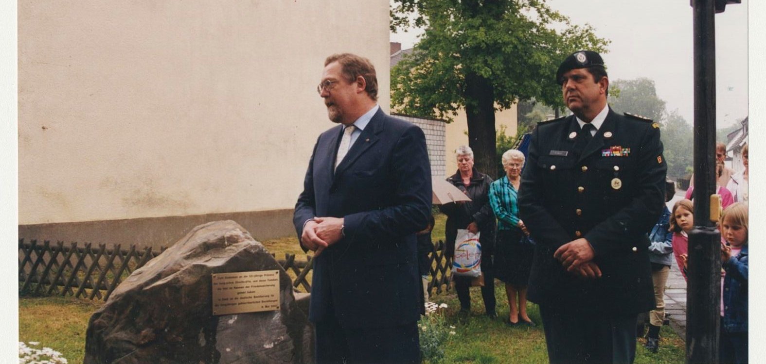 Übergabe des Denkmals zum Abschied der belgischen Streitkräfte in der Taubengasse am 9. Mai 2003, Quelle: Stadtarchiv Troisdorf